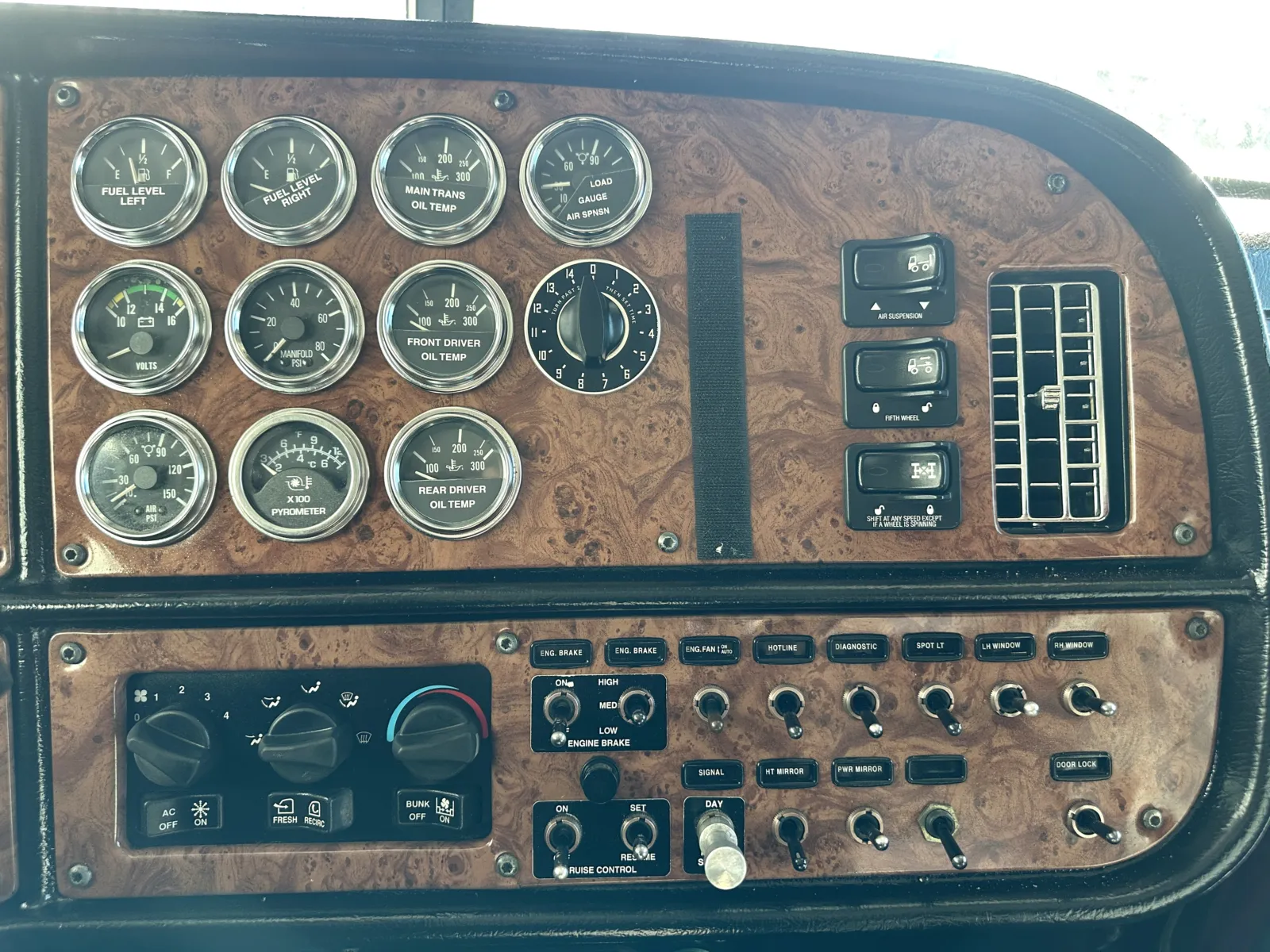 2005 Peterbilt - image 17