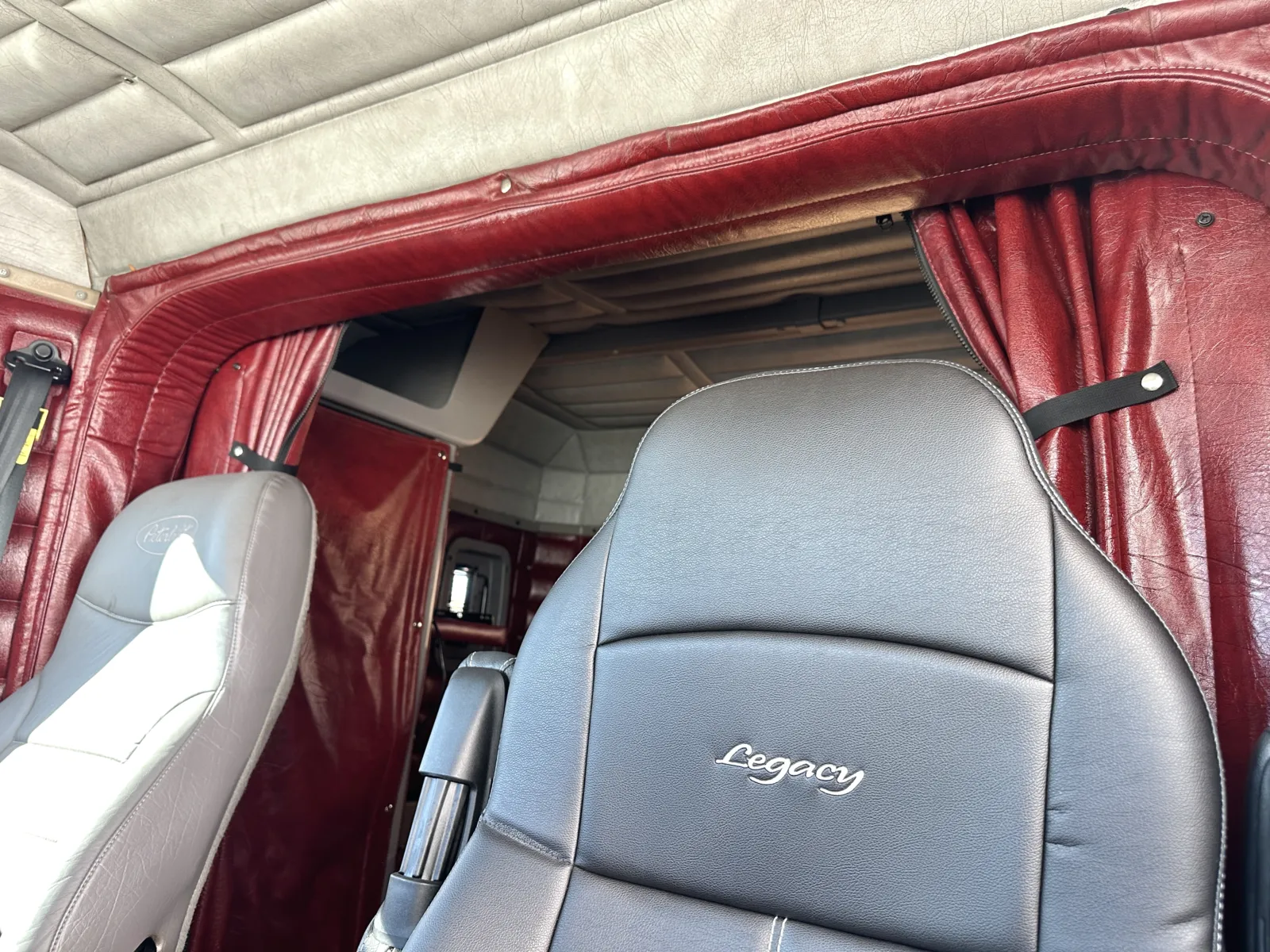 2005 Peterbilt - image 18