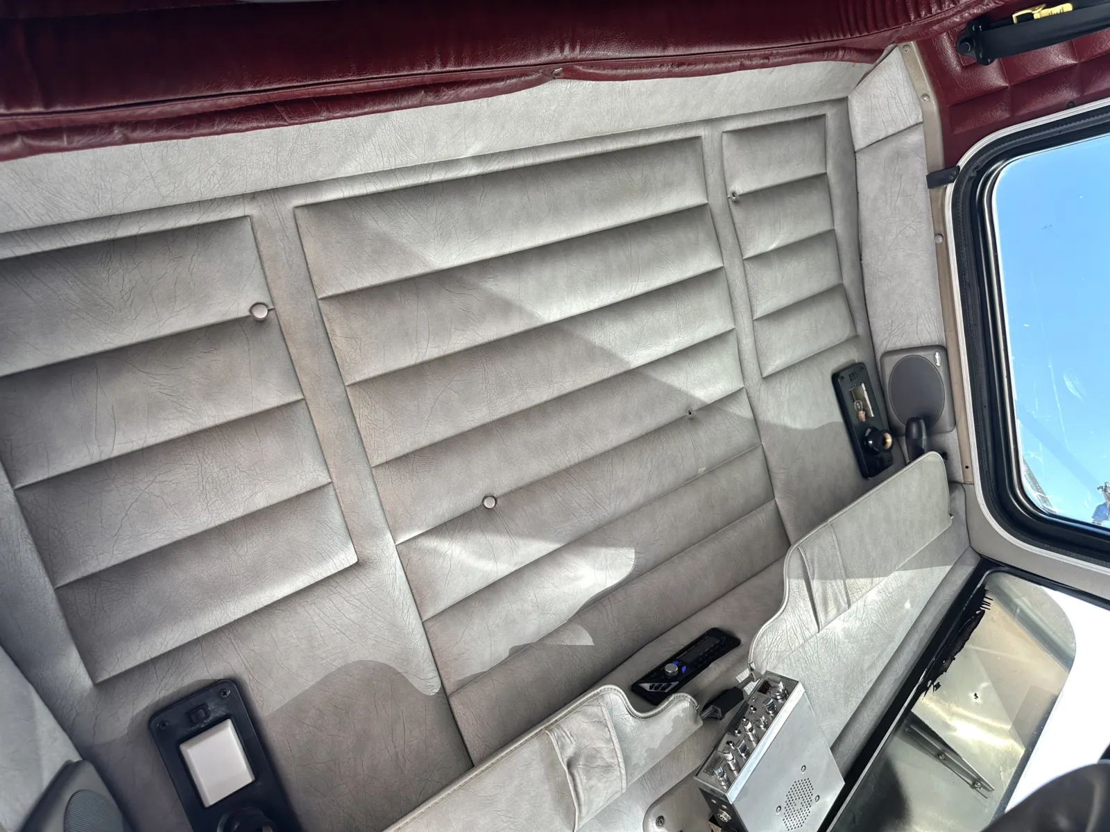 2005 Peterbilt - image 19