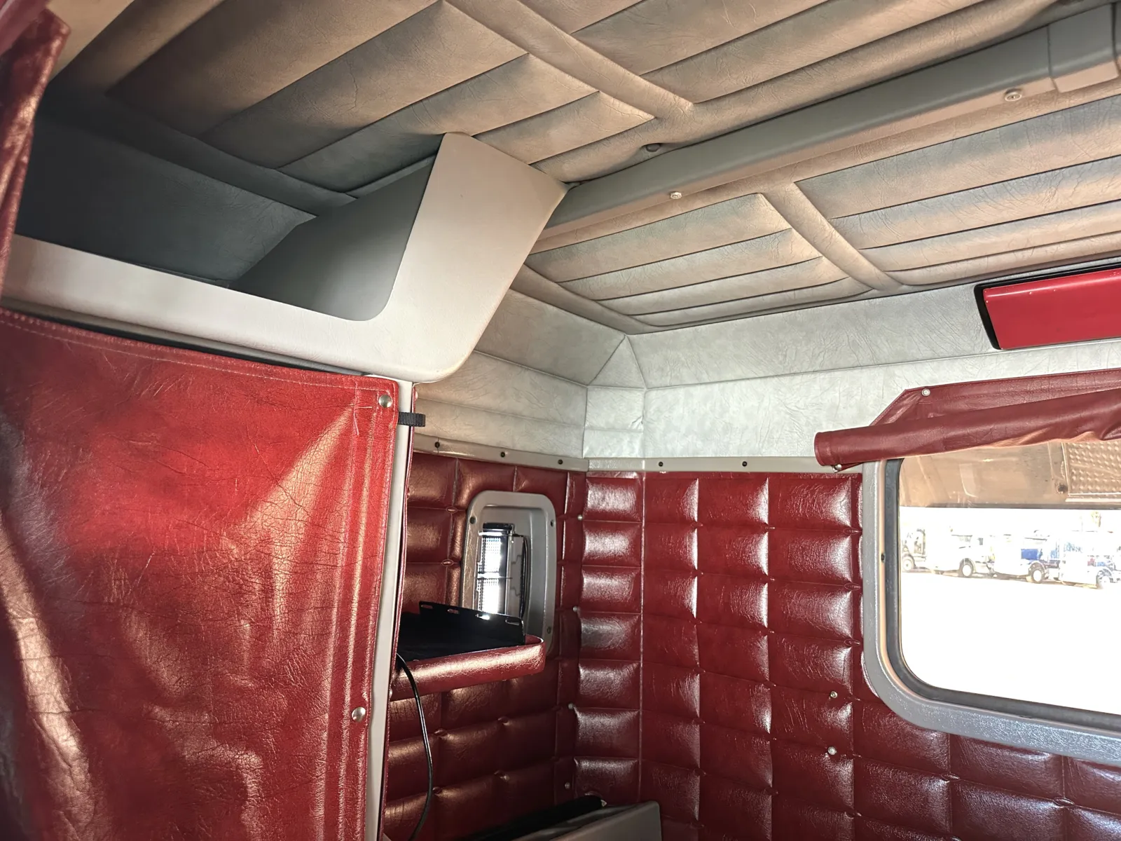 2005 Peterbilt - image 20