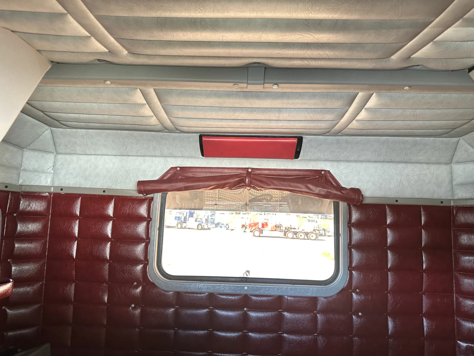 2005 Peterbilt - image 21