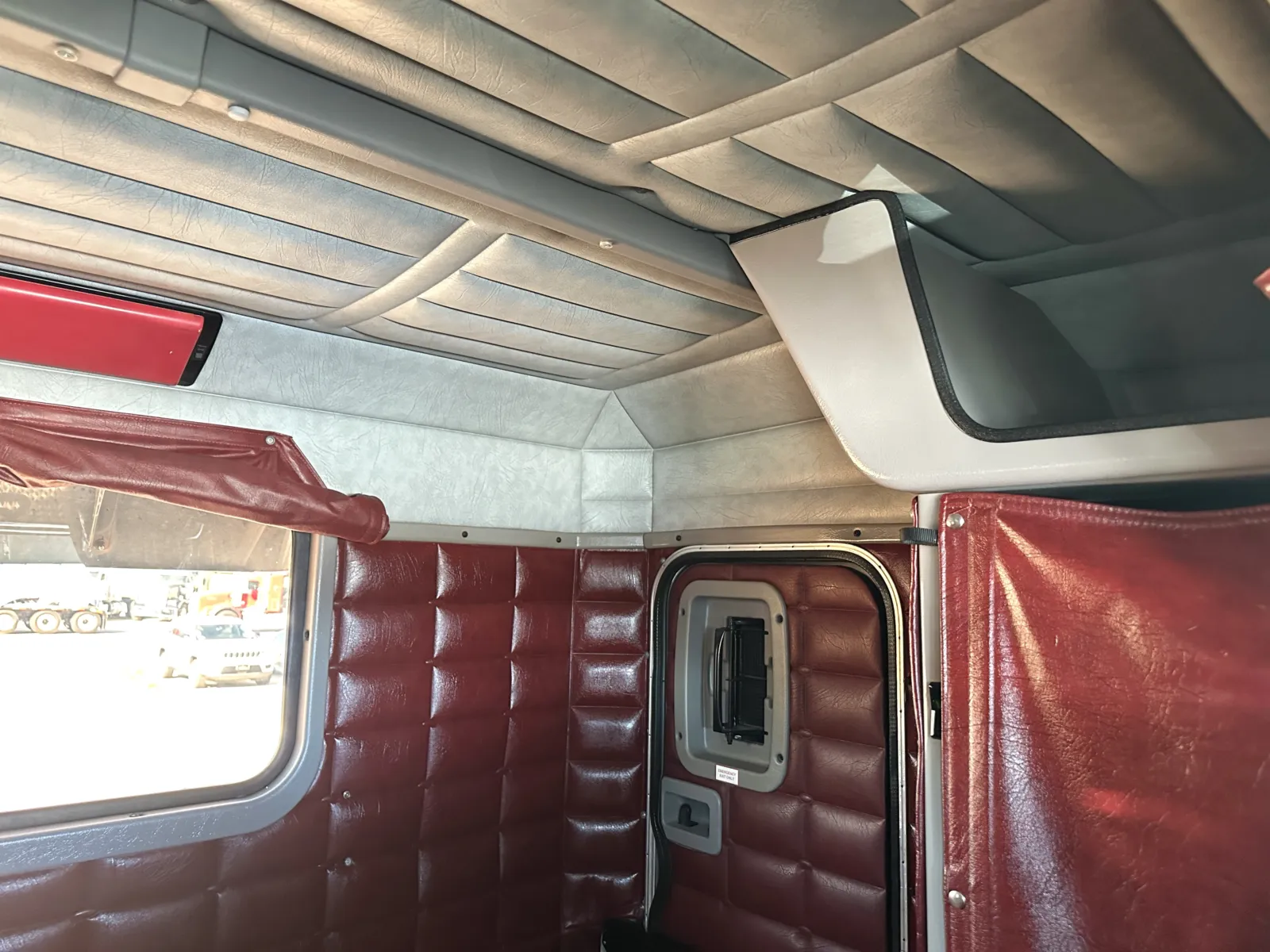 2005 Peterbilt - image 22