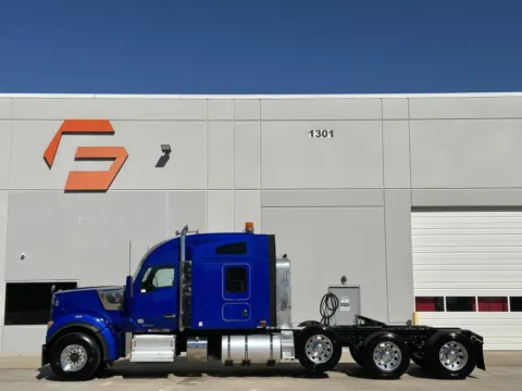 More photos of 2022 KENWORTH W990 at Forge Truck Centers - Texas, TX