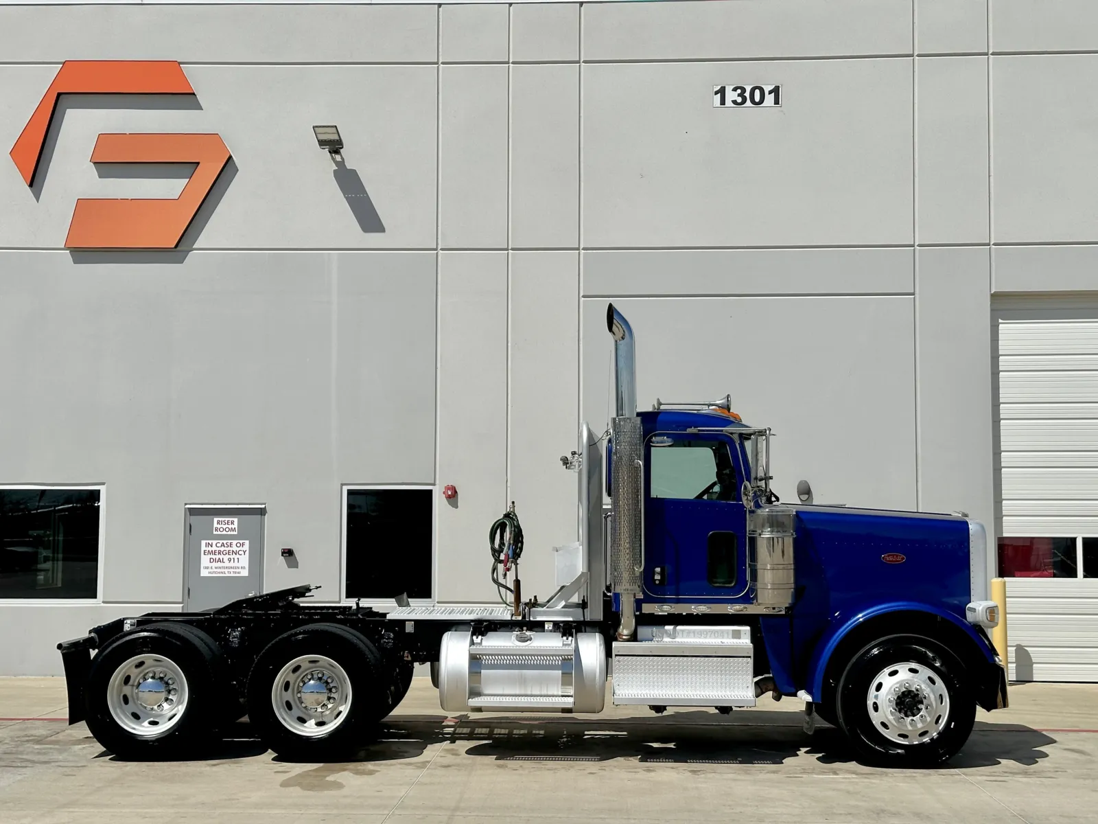 2019 Peterbilt 389 - image 3