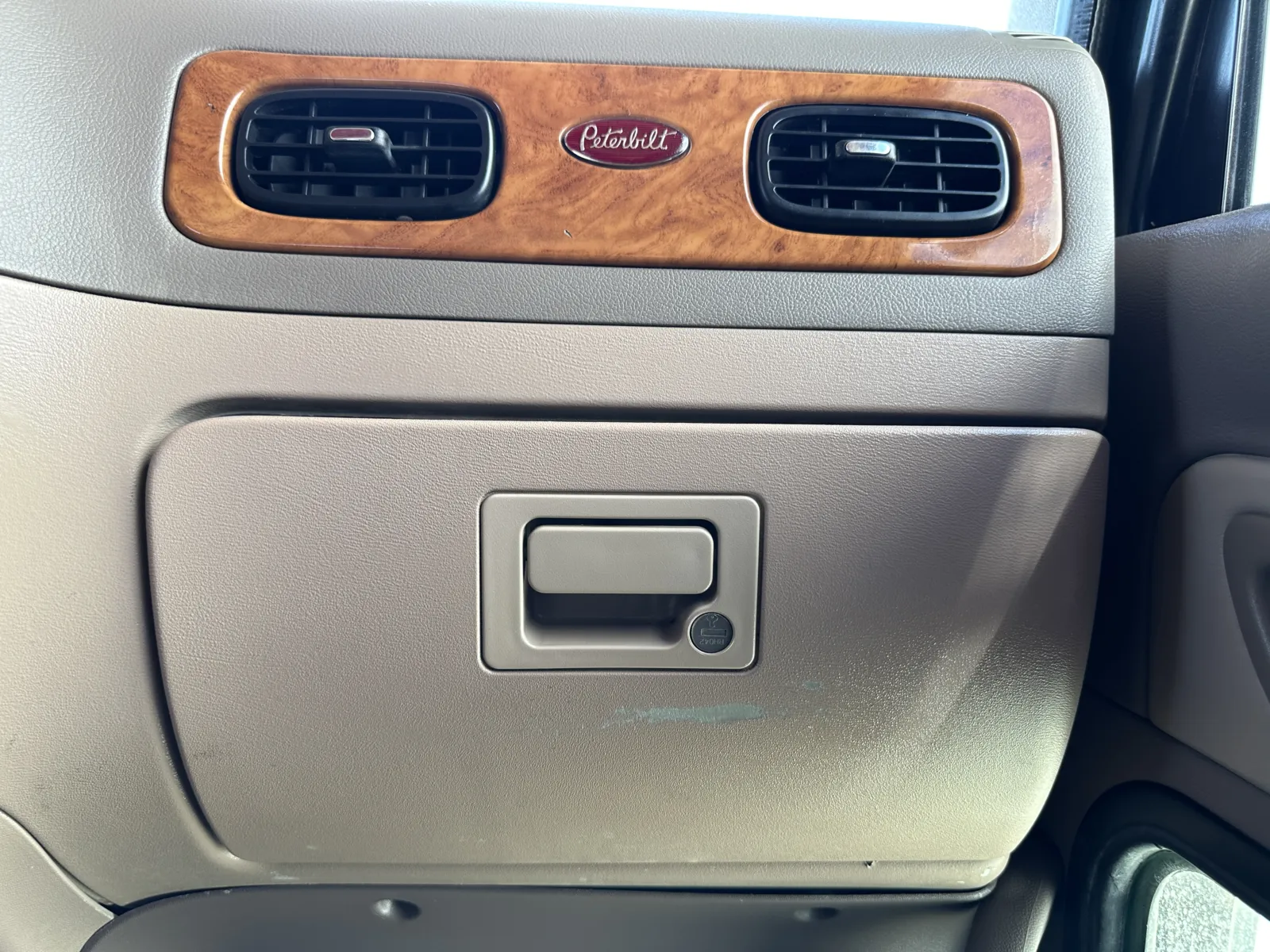 2008 Peterbilt - image 19