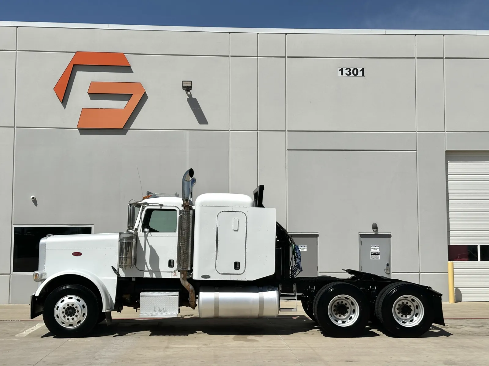 2008 Peterbilt - image 4