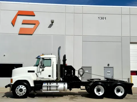 More photos of 2013 MACK PINNACLE at Forge Truck Centers - Texas, TX