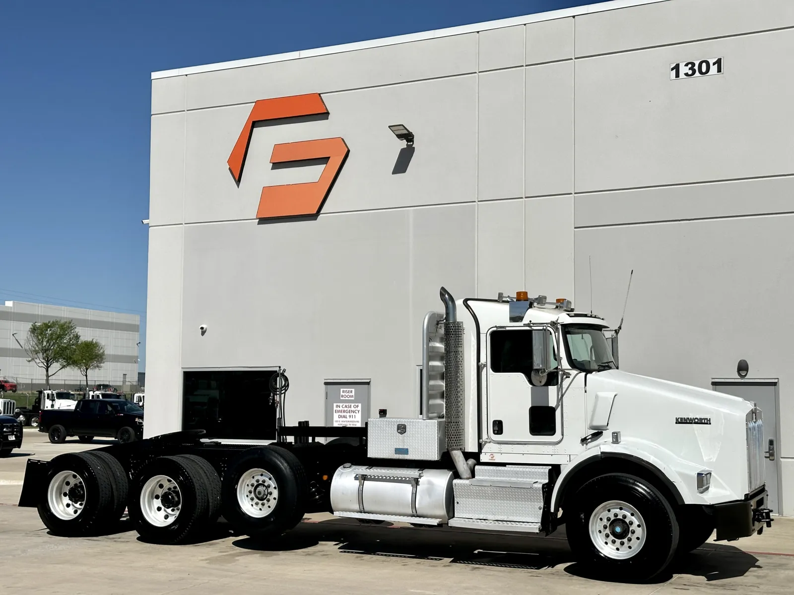 2014 KENWORTH T800 for sale in Hutchins, TX