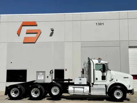 Another view of 2014 KENWORTH T800 for sale in Hutchins, TX at Forge Truck Centers - Texas