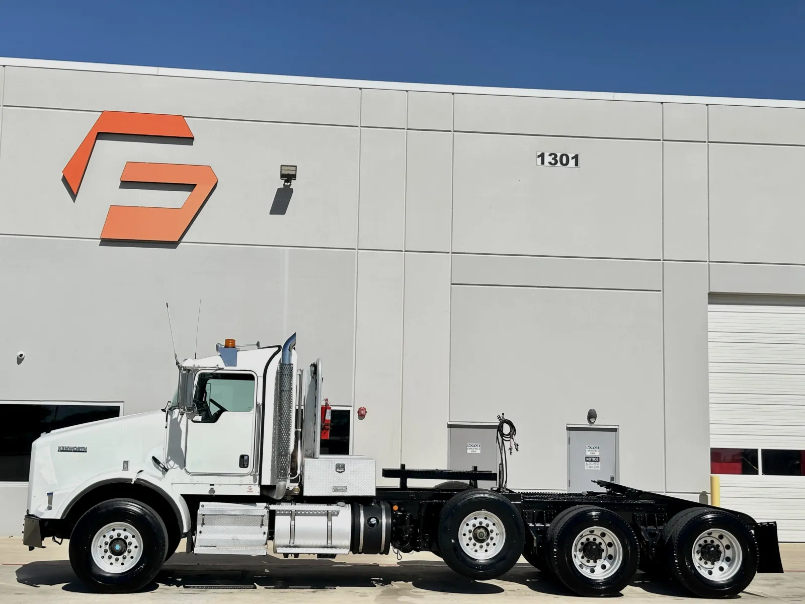 2014 Kenworth T800 - image 4