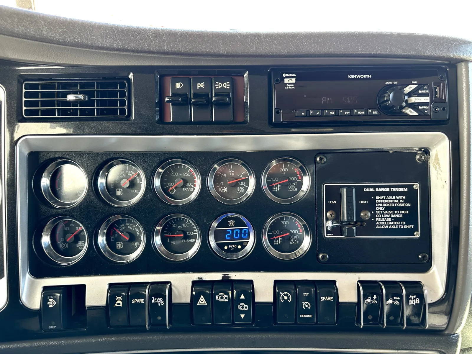 2014 Kenworth T800 - image 18