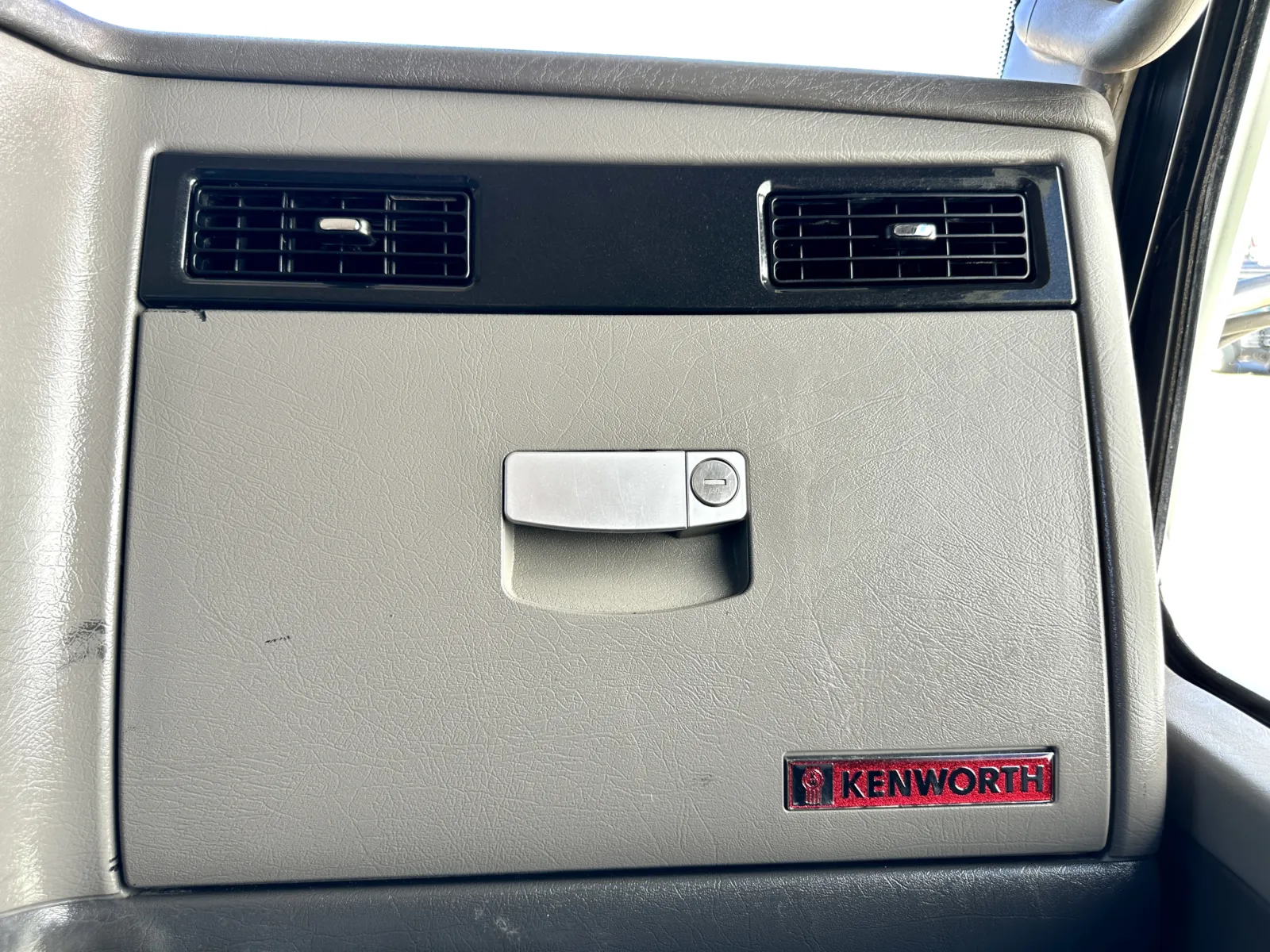 2014 Kenworth T800 - image 19