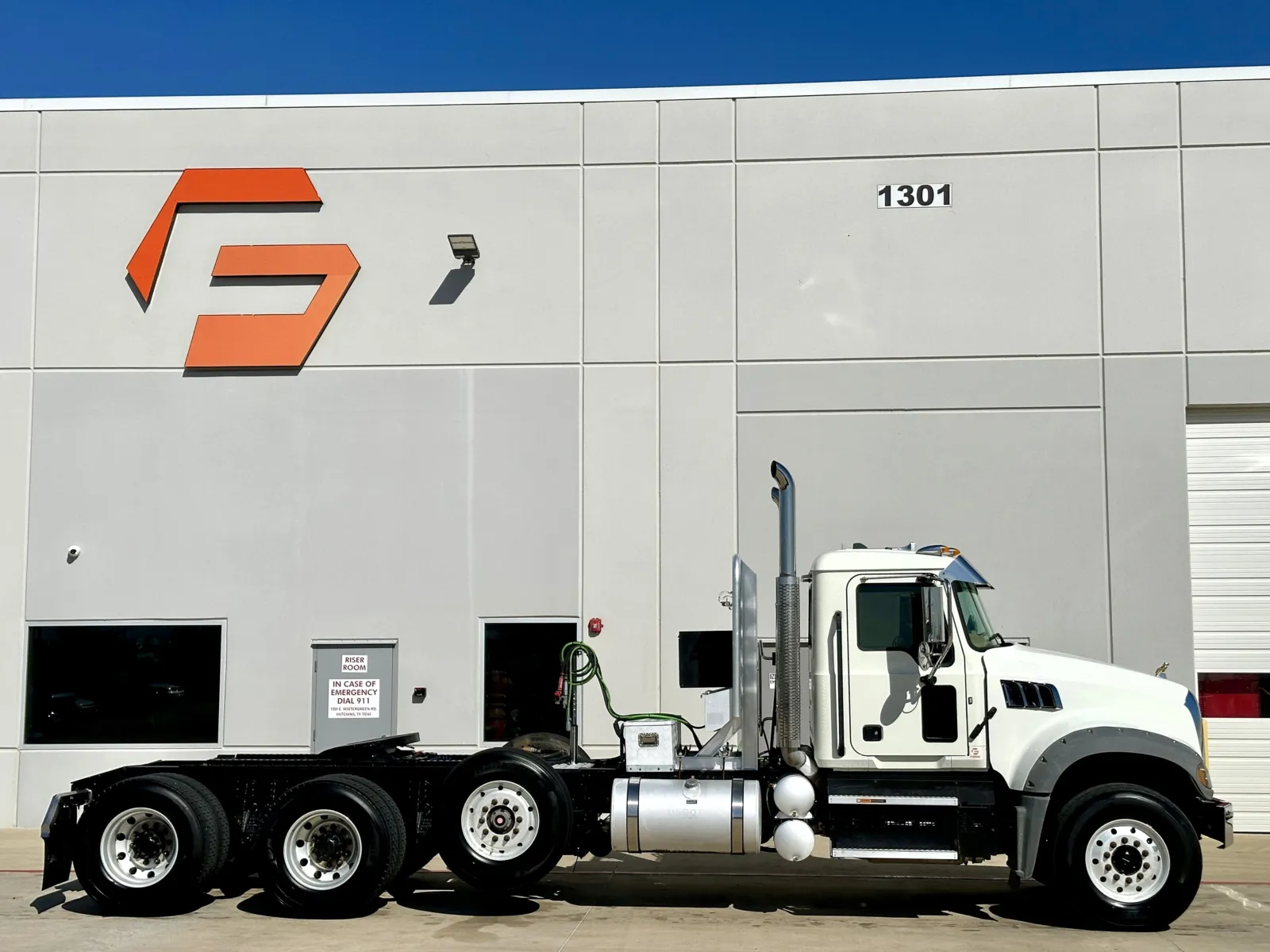 2019 Mack Granite - image 3