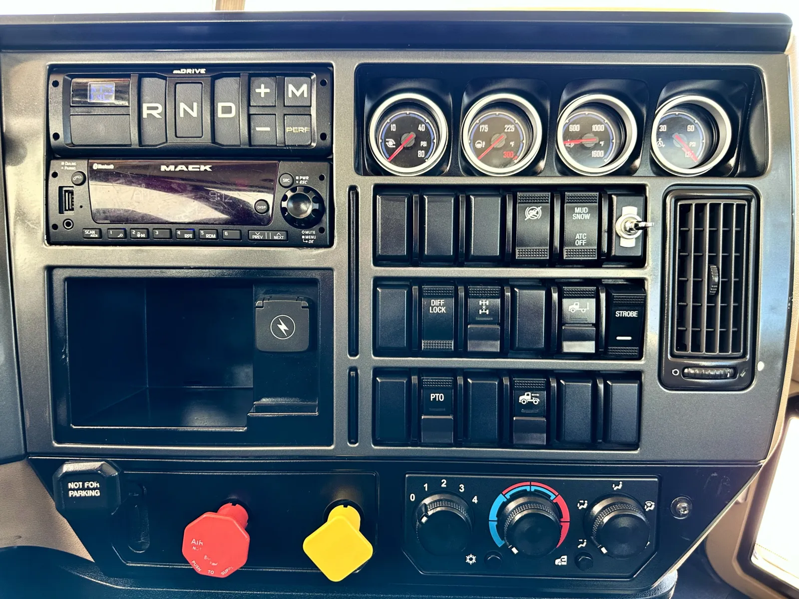 2019 Mack Granite - image 17