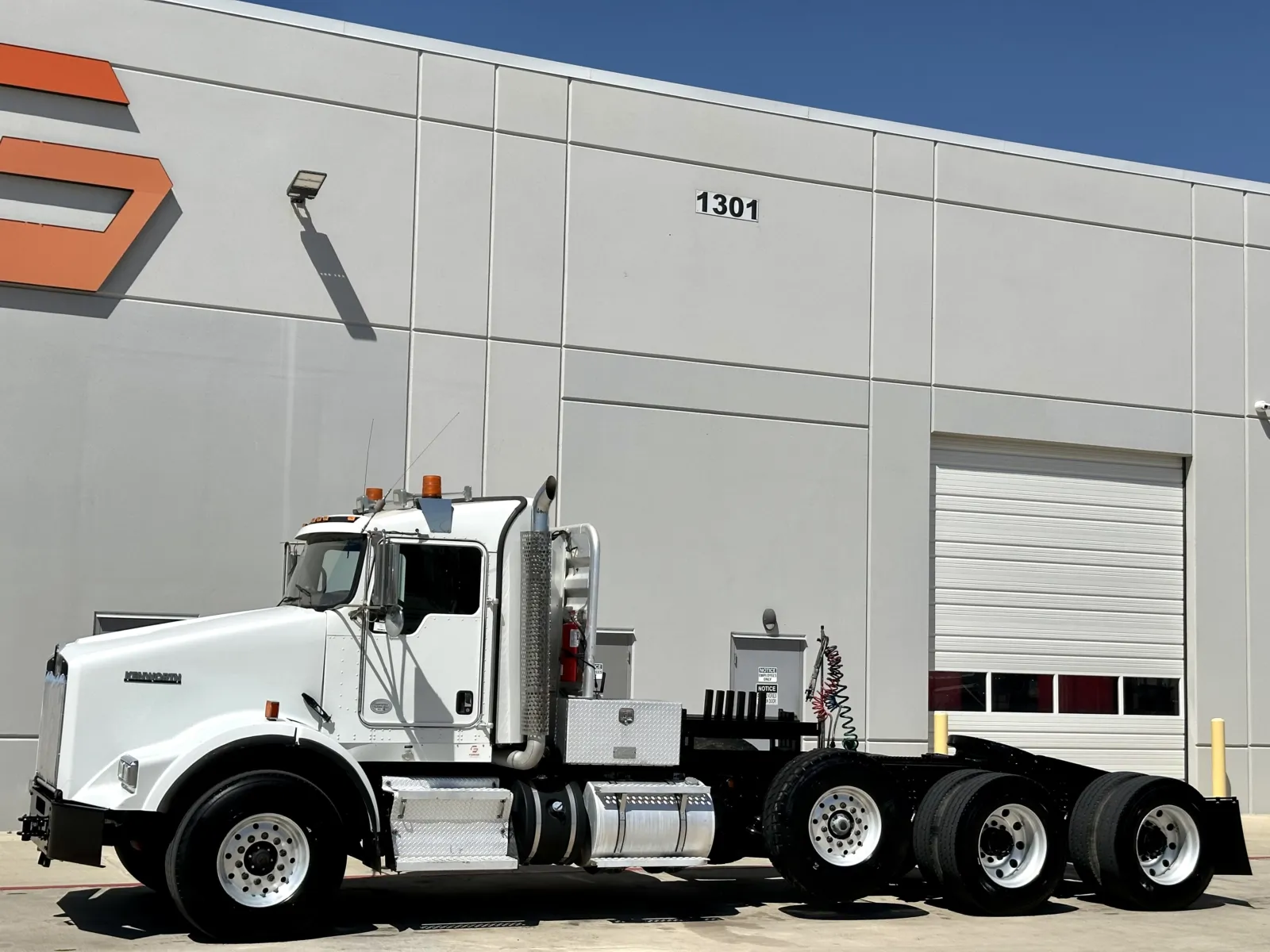 2015 Kenworth T800 - image 2