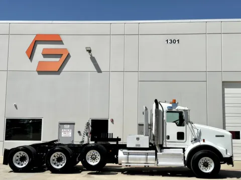 Another view of 2015 KENWORTH T800 for sale in Hutchins, TX at Forge Truck Centers - Texas