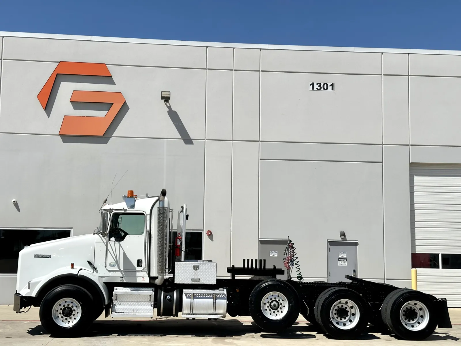 2015 Kenworth T800 - image 4