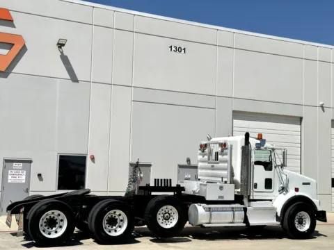 More photos of 2015 KENWORTH T800 at Forge Truck Centers - Texas, TX