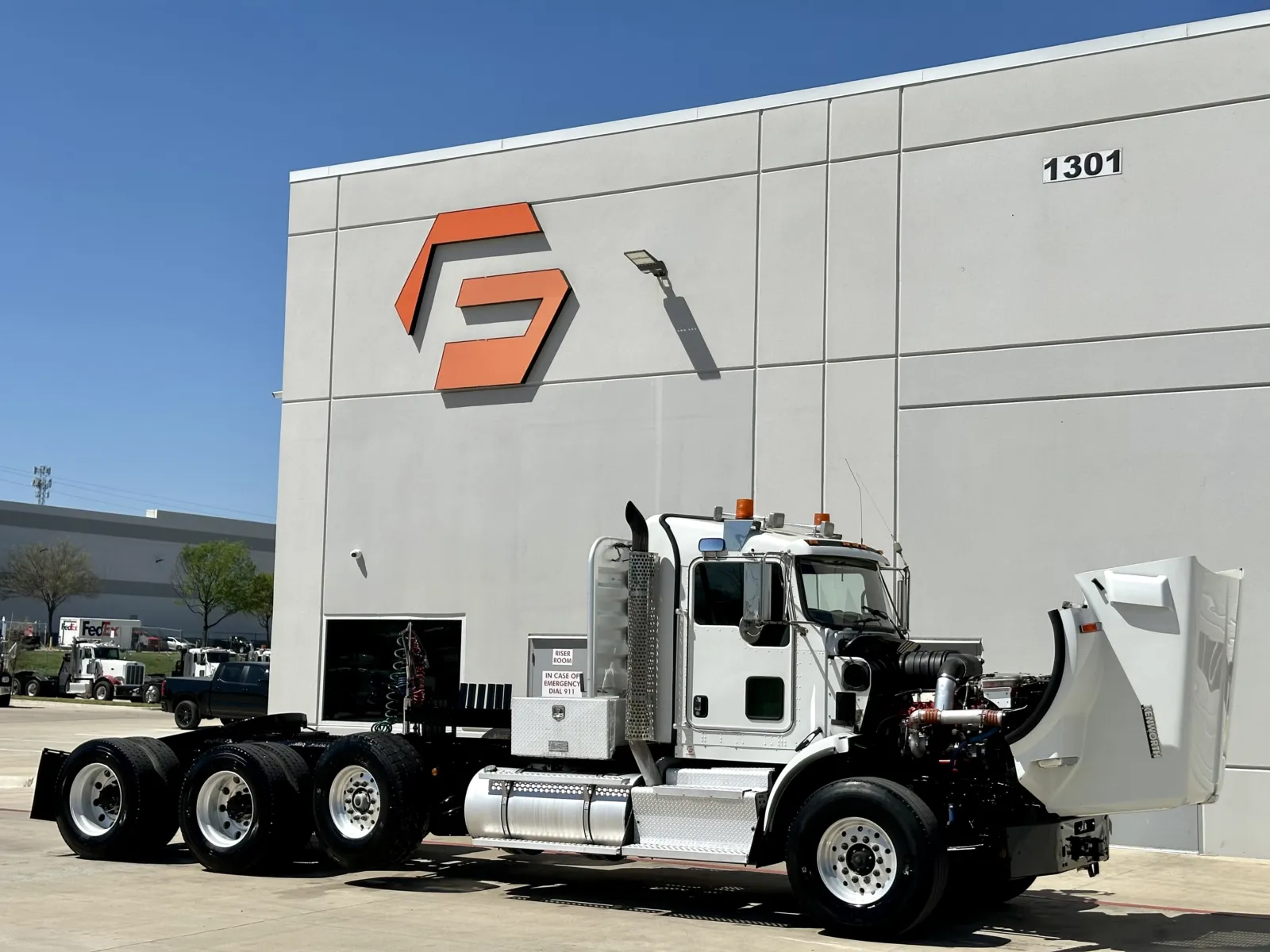 2015 Kenworth T800 - image 9