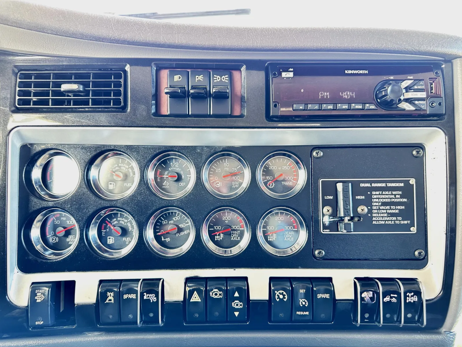 2015 Kenworth T800 - image 18