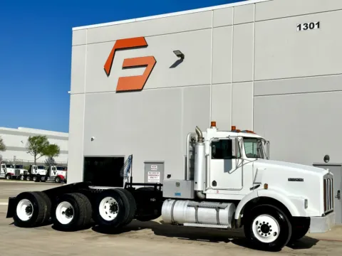 2001 KENWORTH T800 for sale in Hutchins, TX