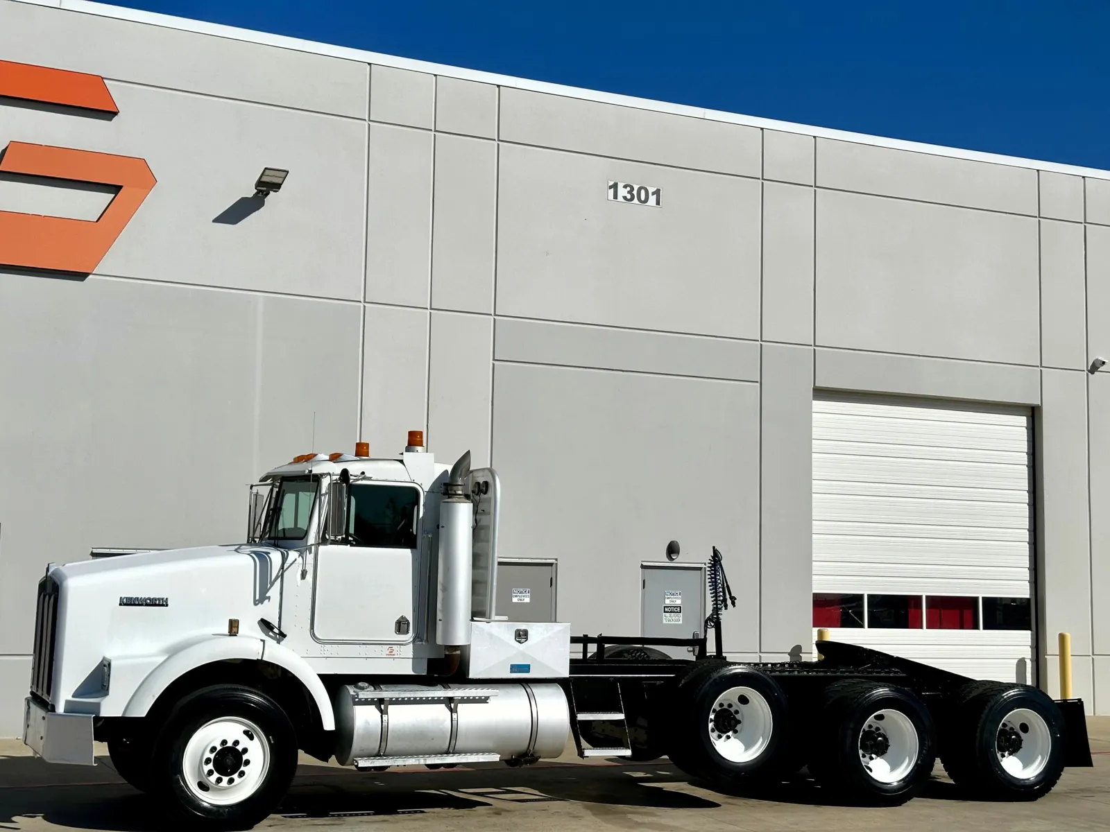 2001 Kenworth T800 - image 2