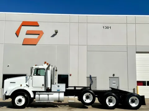 More photos of 2001 KENWORTH T800 at Forge Truck Centers - Texas, TX