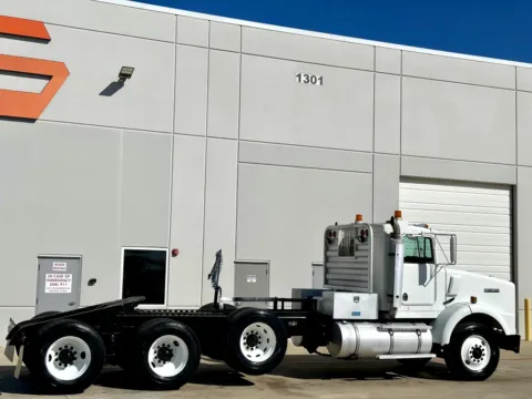 More photos of 2001 KENWORTH T800 at Forge Truck Centers - Texas, TX