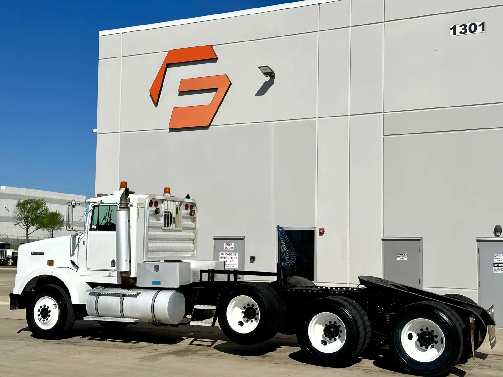 2001 Kenworth T800 - image 6