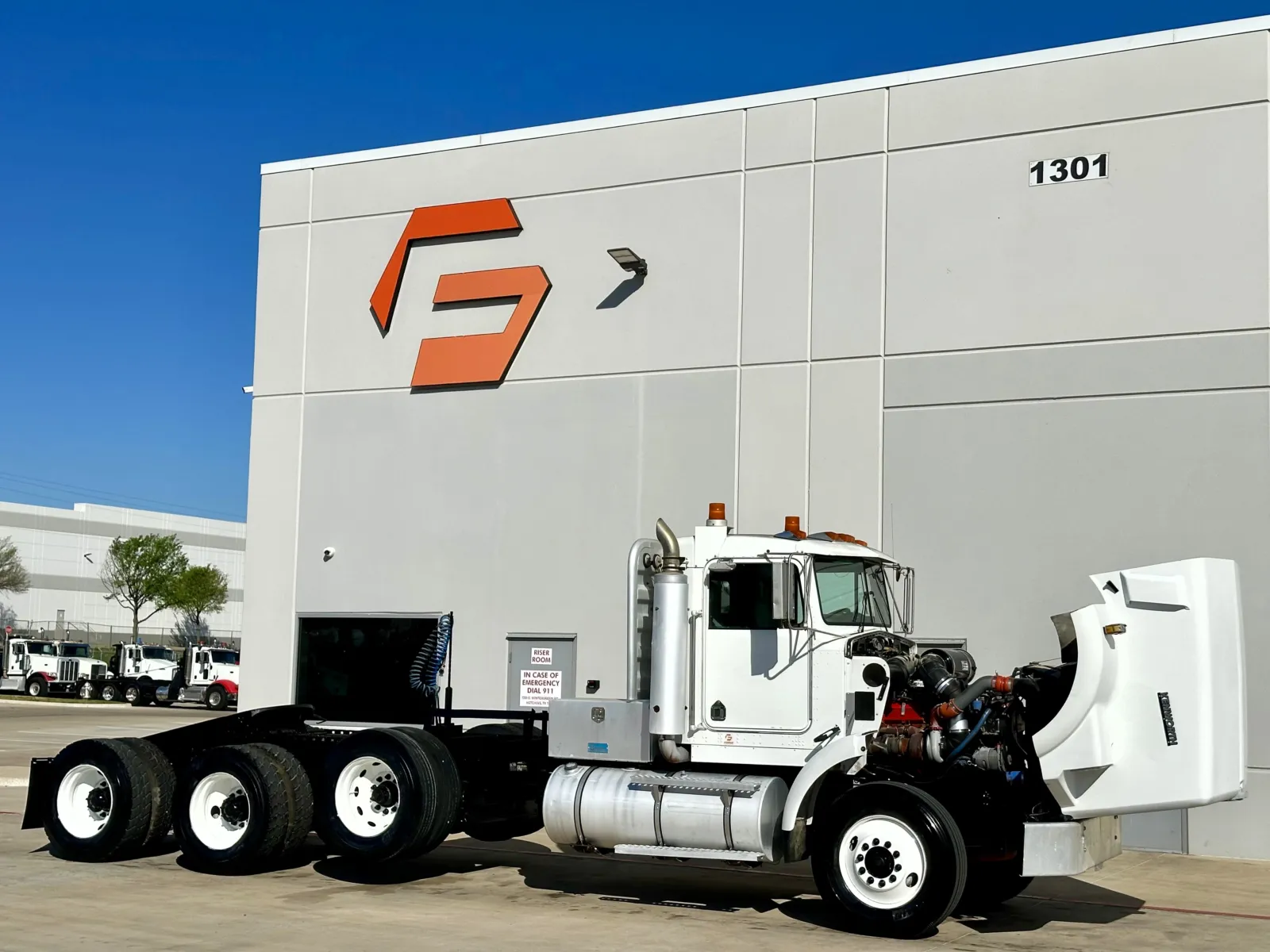 2001 Kenworth T800 - image 9