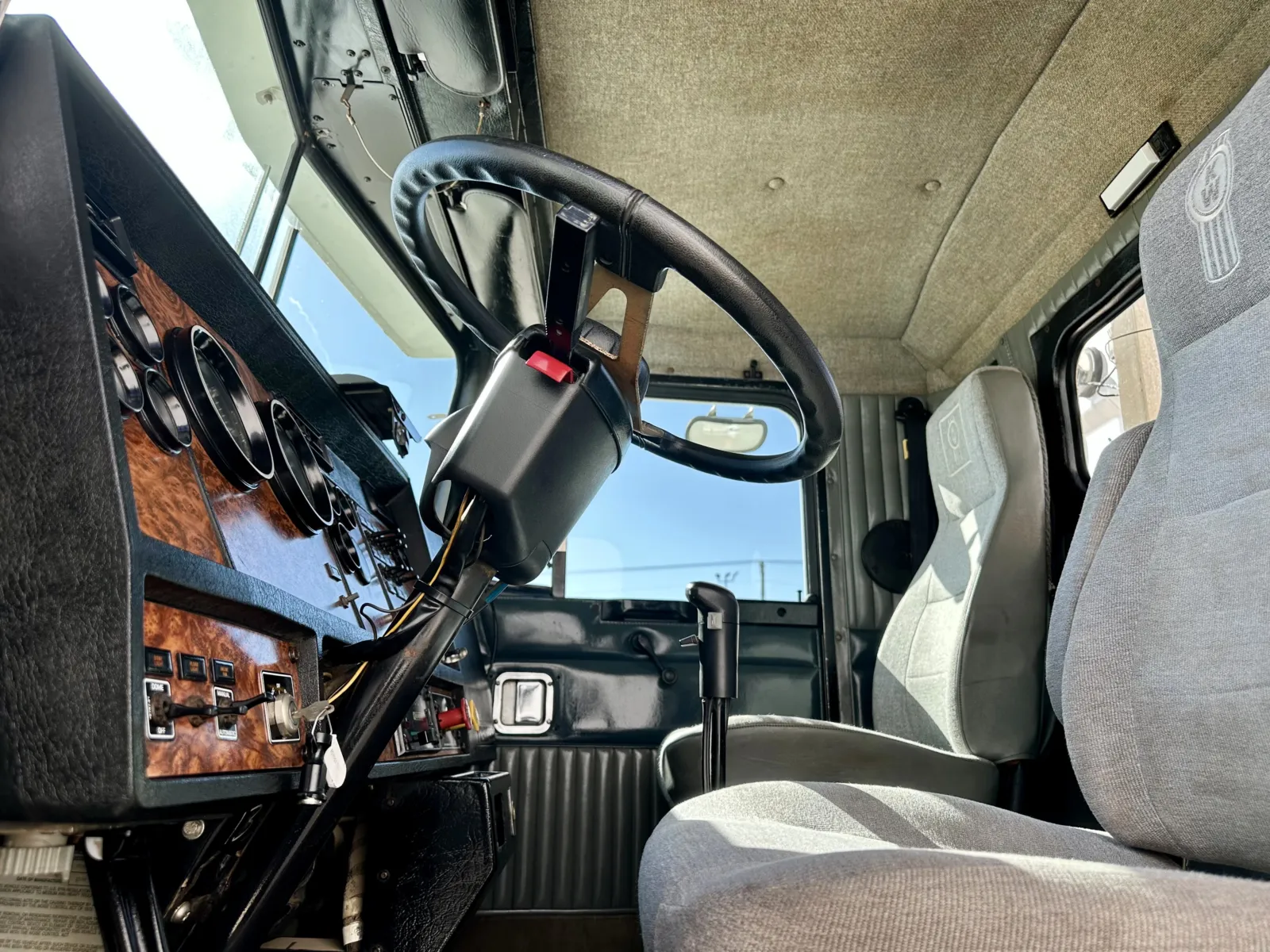2001 Kenworth T800 - image 14