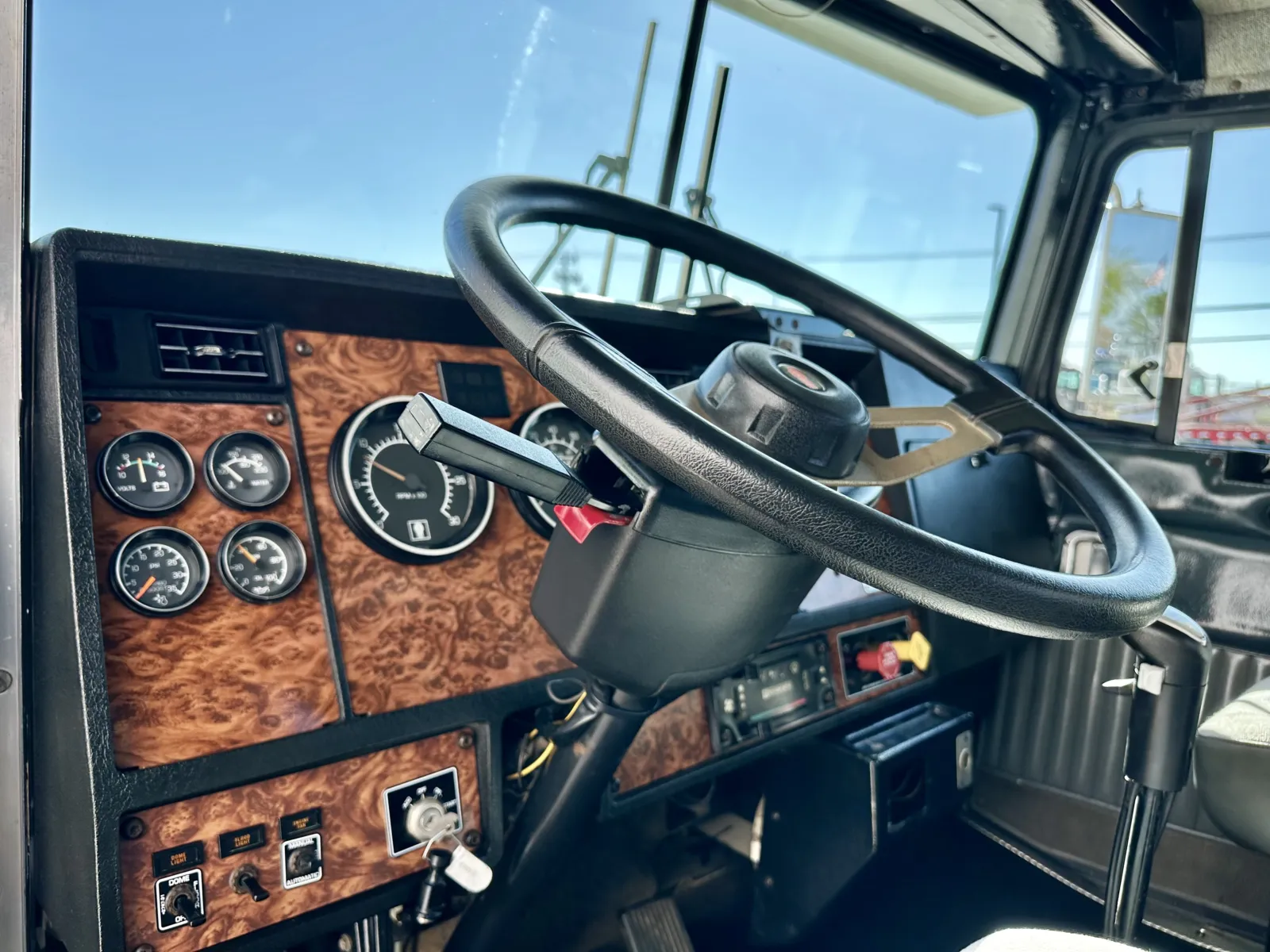 2001 Kenworth T800 - image 15