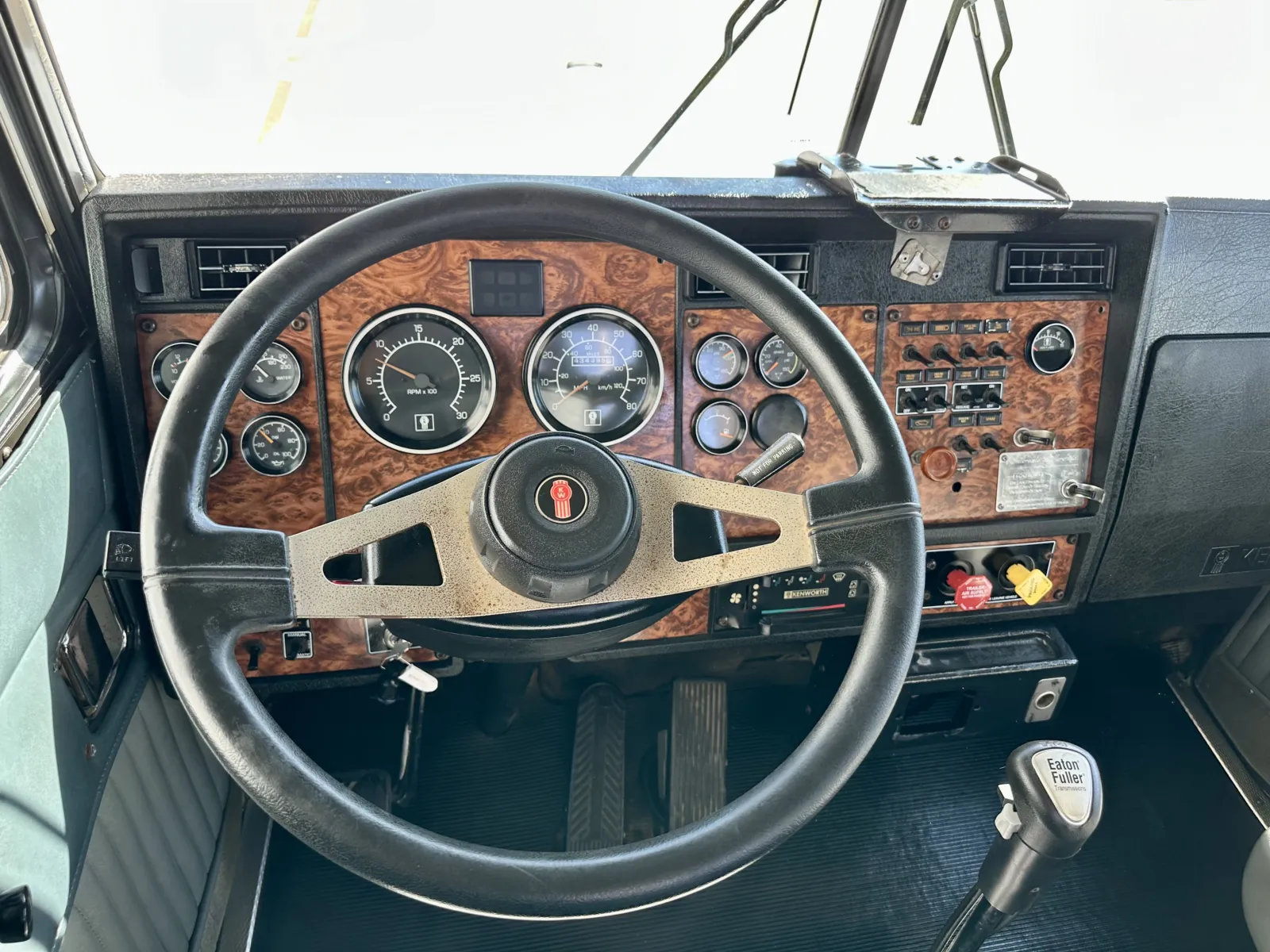 2001 Kenworth T800 - image 16