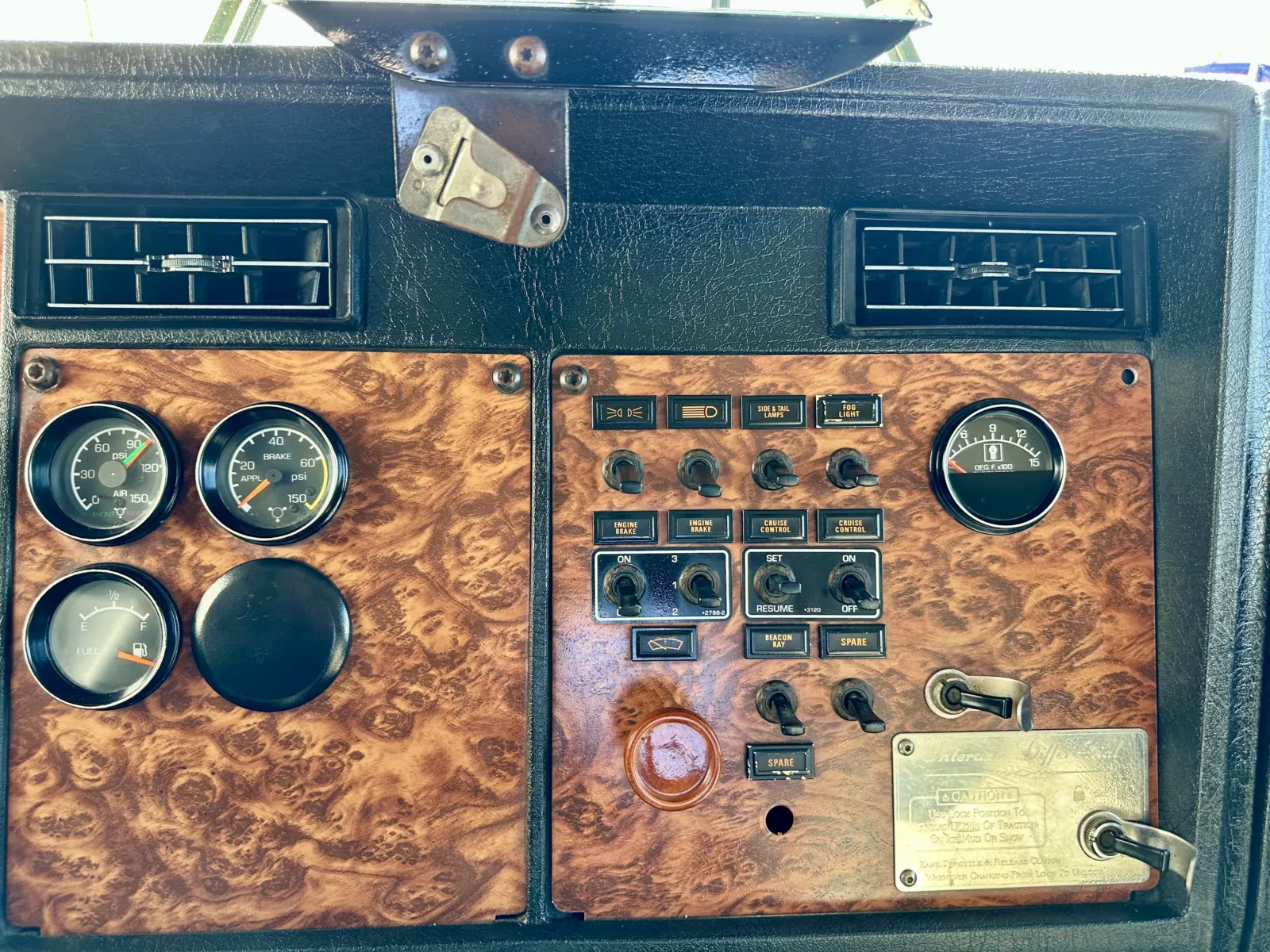 2001 Kenworth T800 - image 18