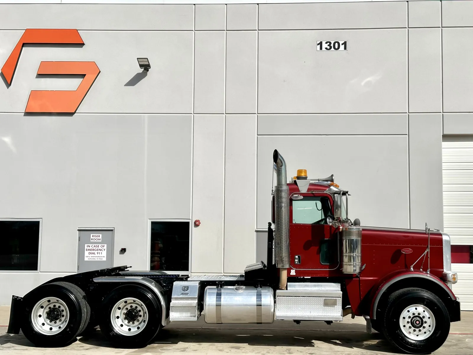 2018 Peterbilt 389 - image 3