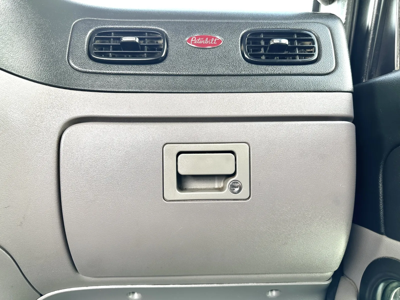 2018 Peterbilt 389 - image 19