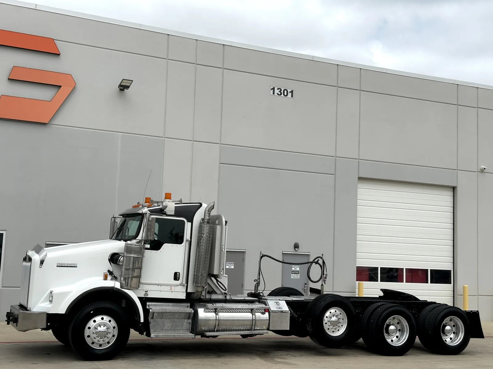 2007 Kenworth T800 - image 2