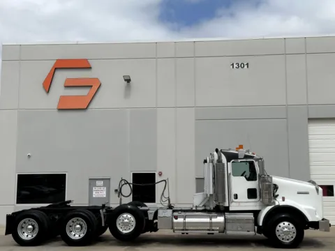 Another view of 2007 KENWORTH T800 for sale in Hutchins, TX at Forge Truck Centers - Texas