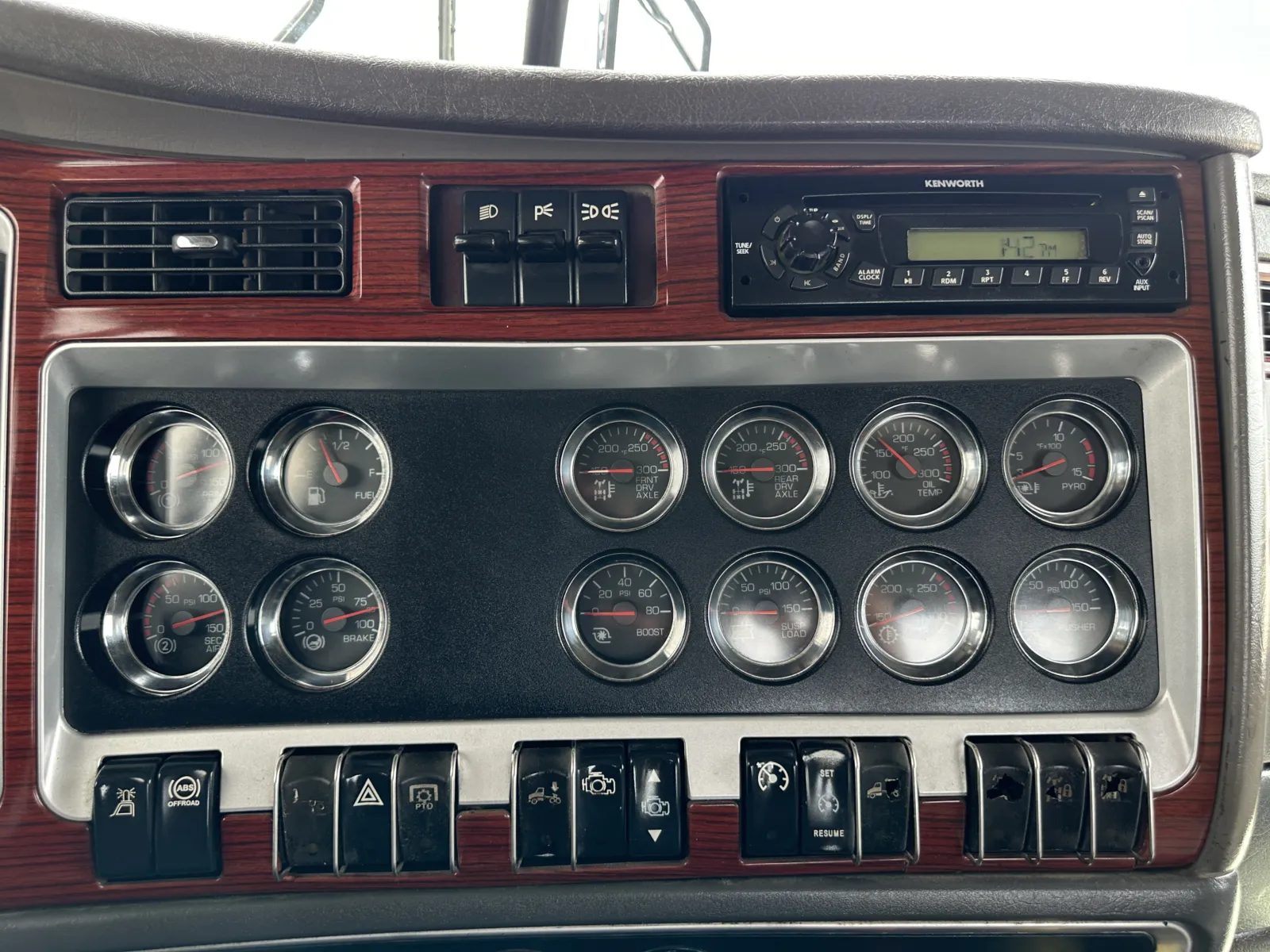 2007 Kenworth T800 - image 18