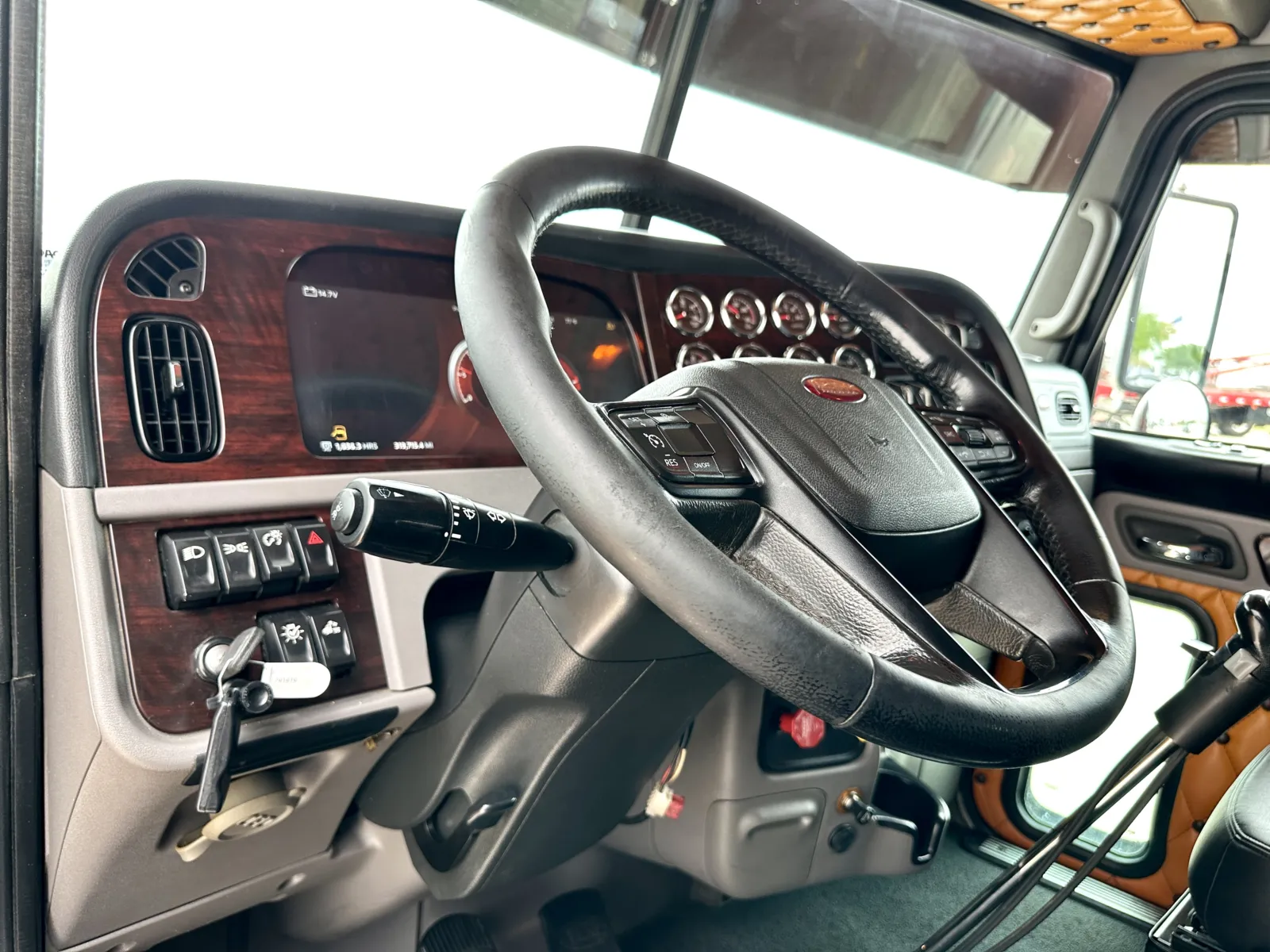 2022 Peterbilt 389 - image 15