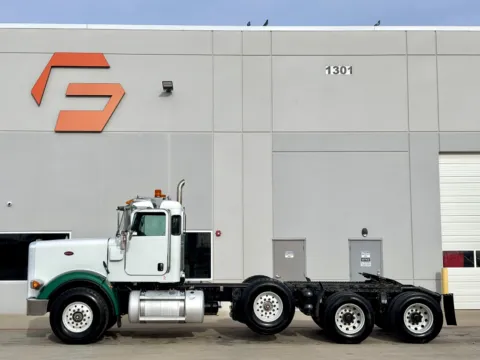 More photos of 2009 PETERBILT 367 at Forge Truck Centers - Texas, TX