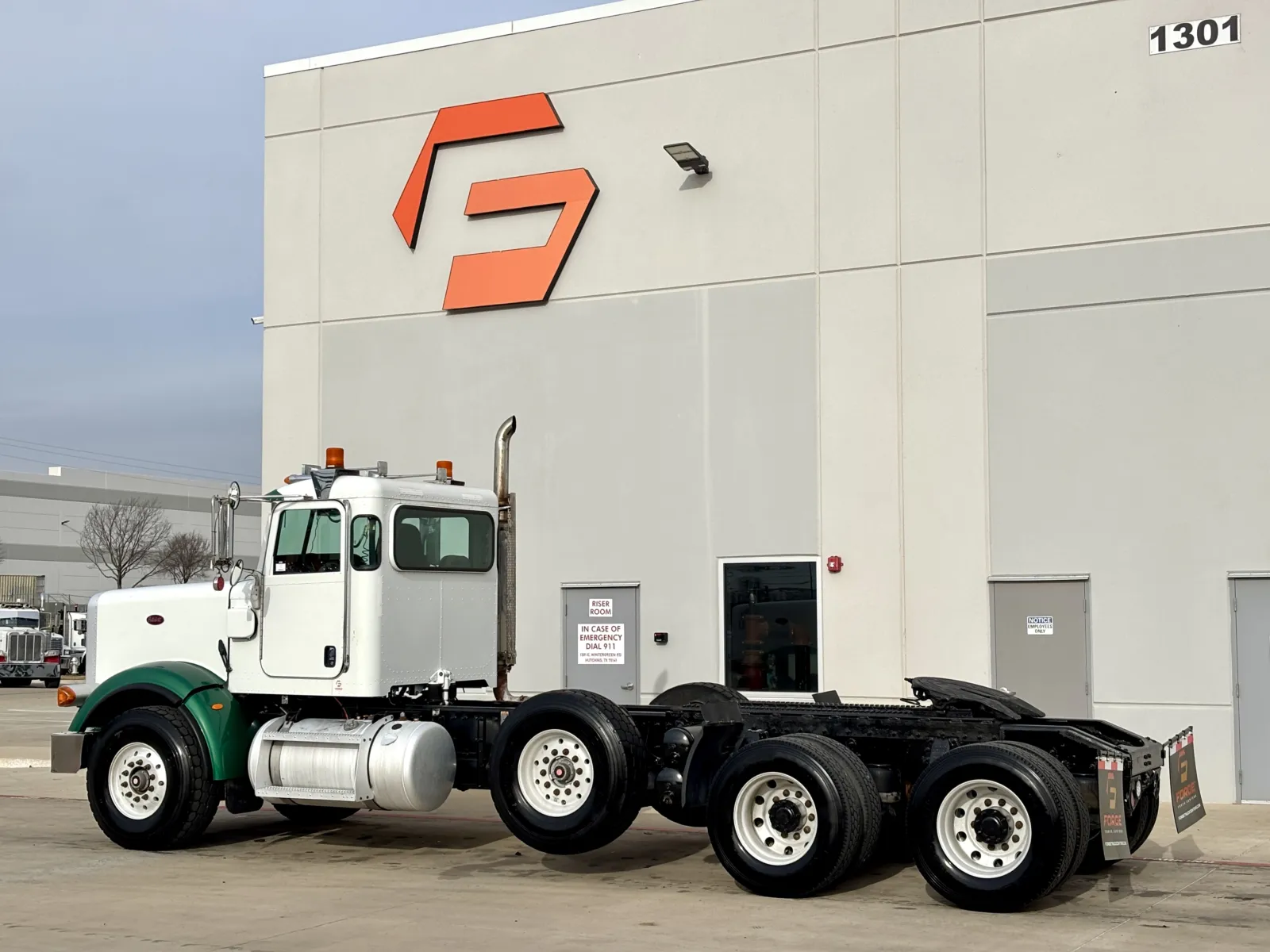 2009 Peterbilt - image 6