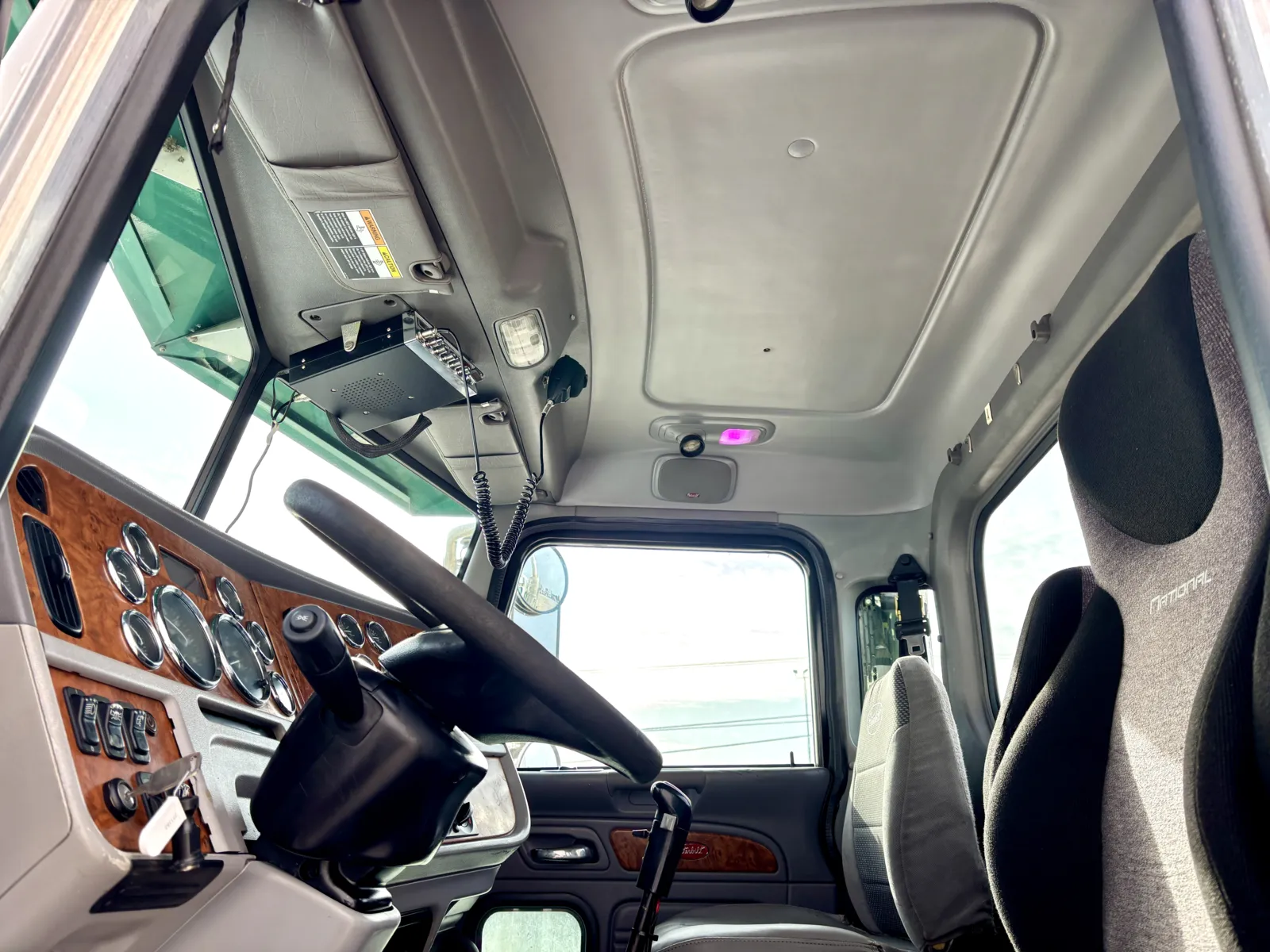 2009 Peterbilt - image 14