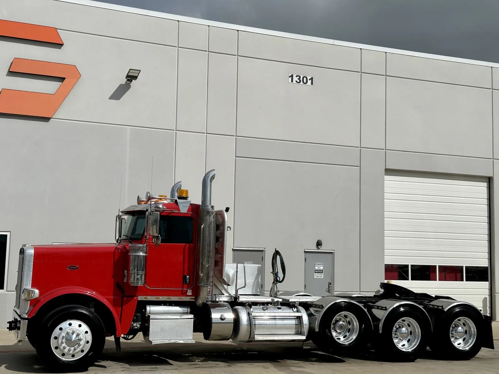 2017 Peterbilt 389 - image 2