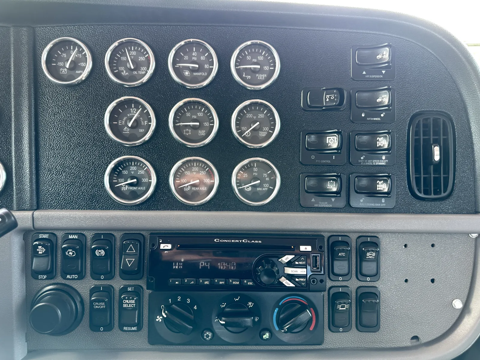 2017 Peterbilt 389 - image 18