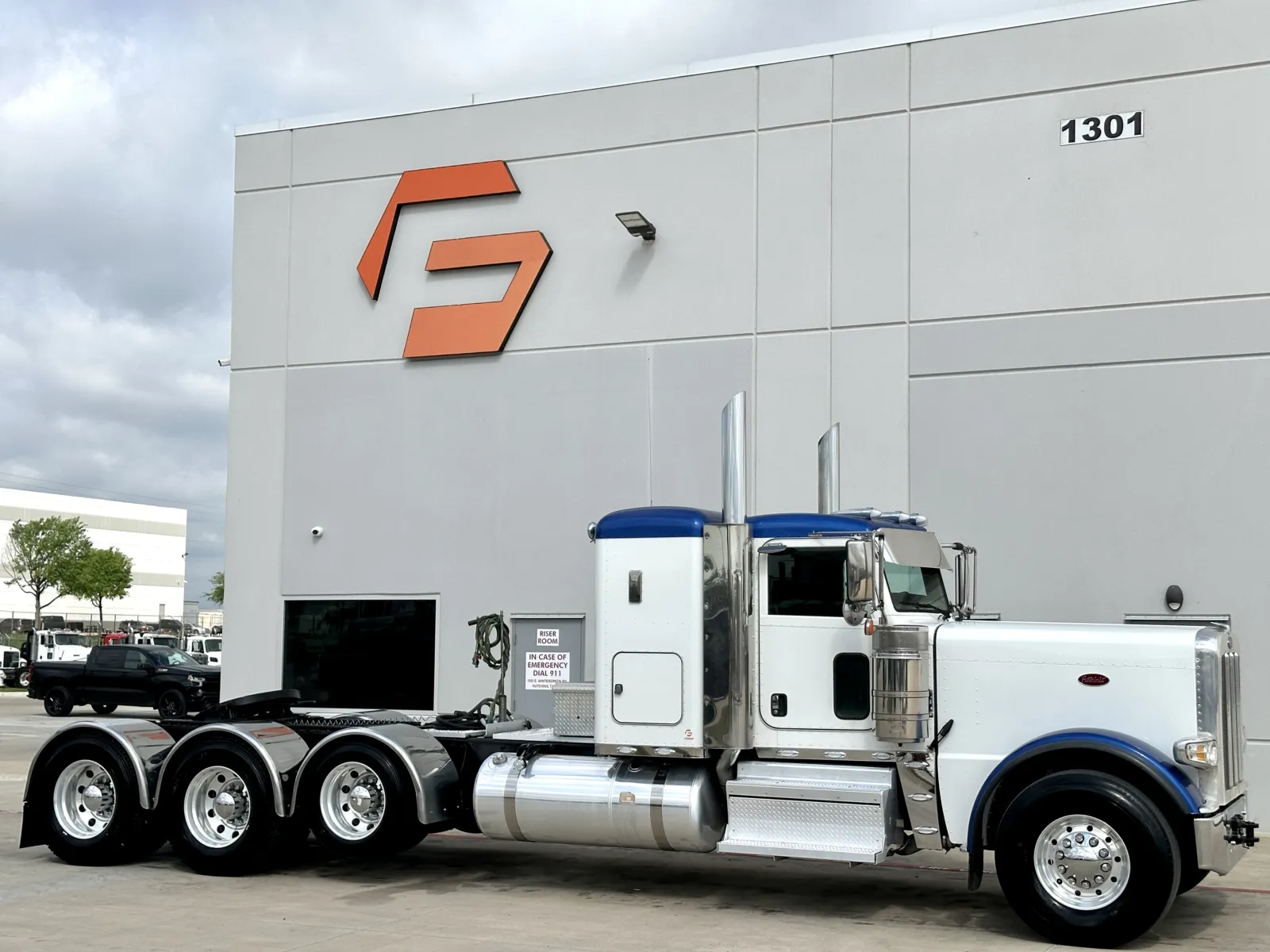 2022 Peterbilt 389 - image 1