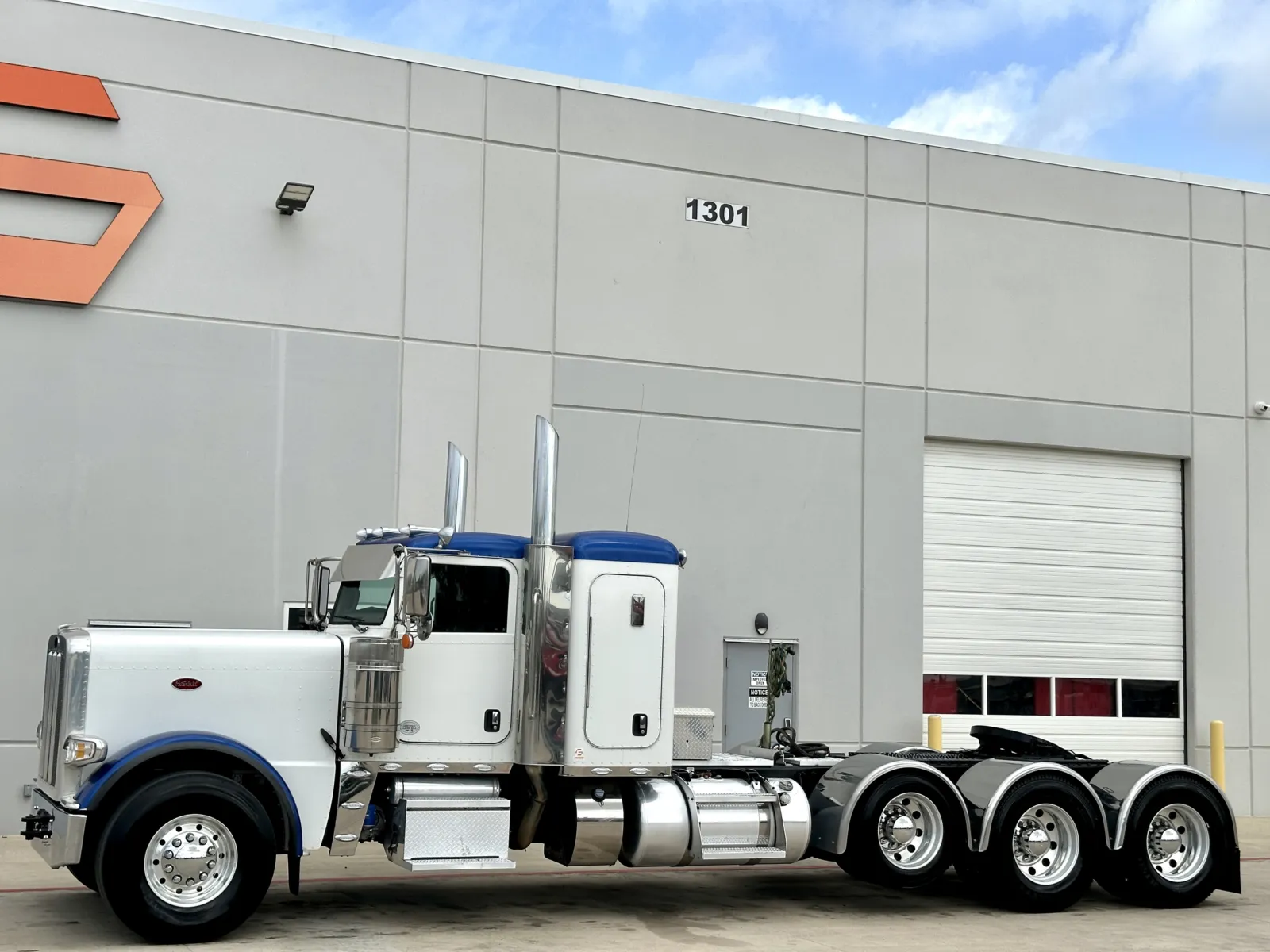 2022 Peterbilt 389 - image 2