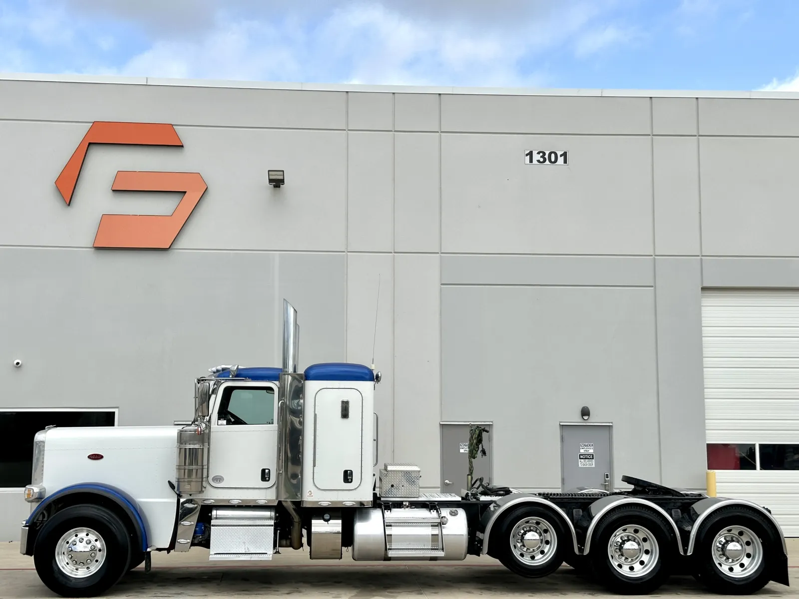 2022 Peterbilt 389 - image 4