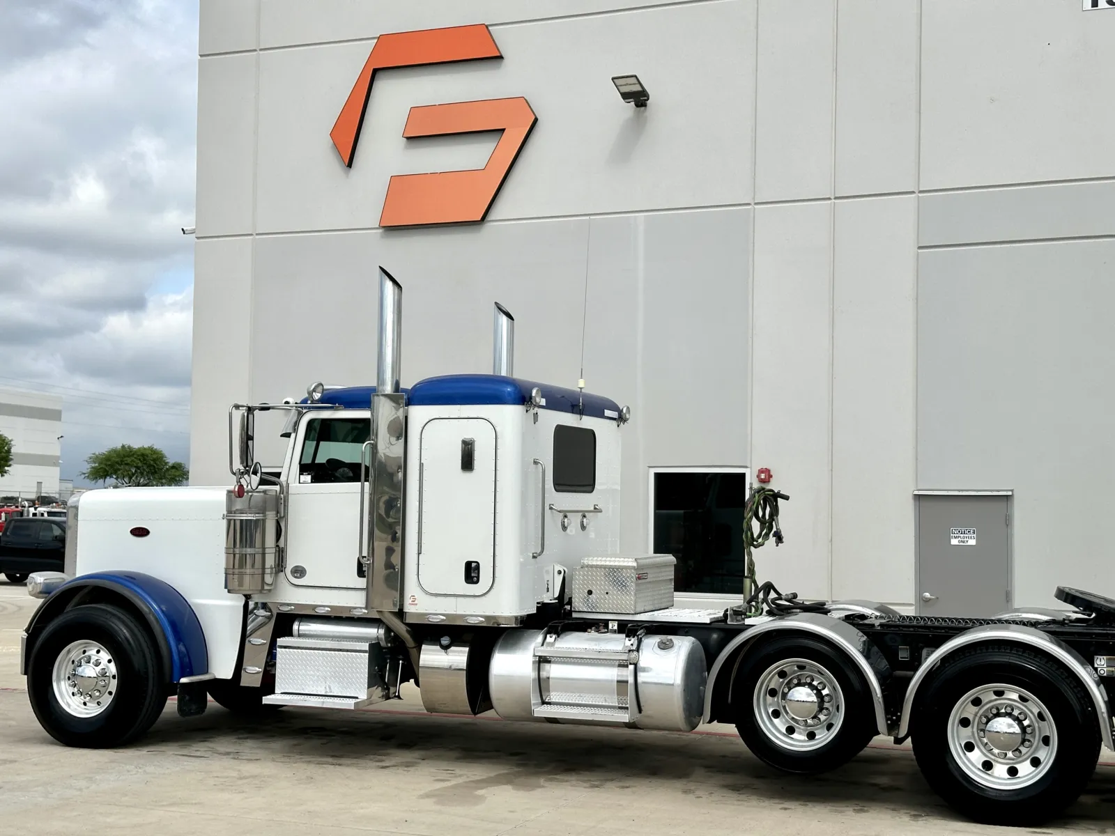 2022 Peterbilt 389 - image 8