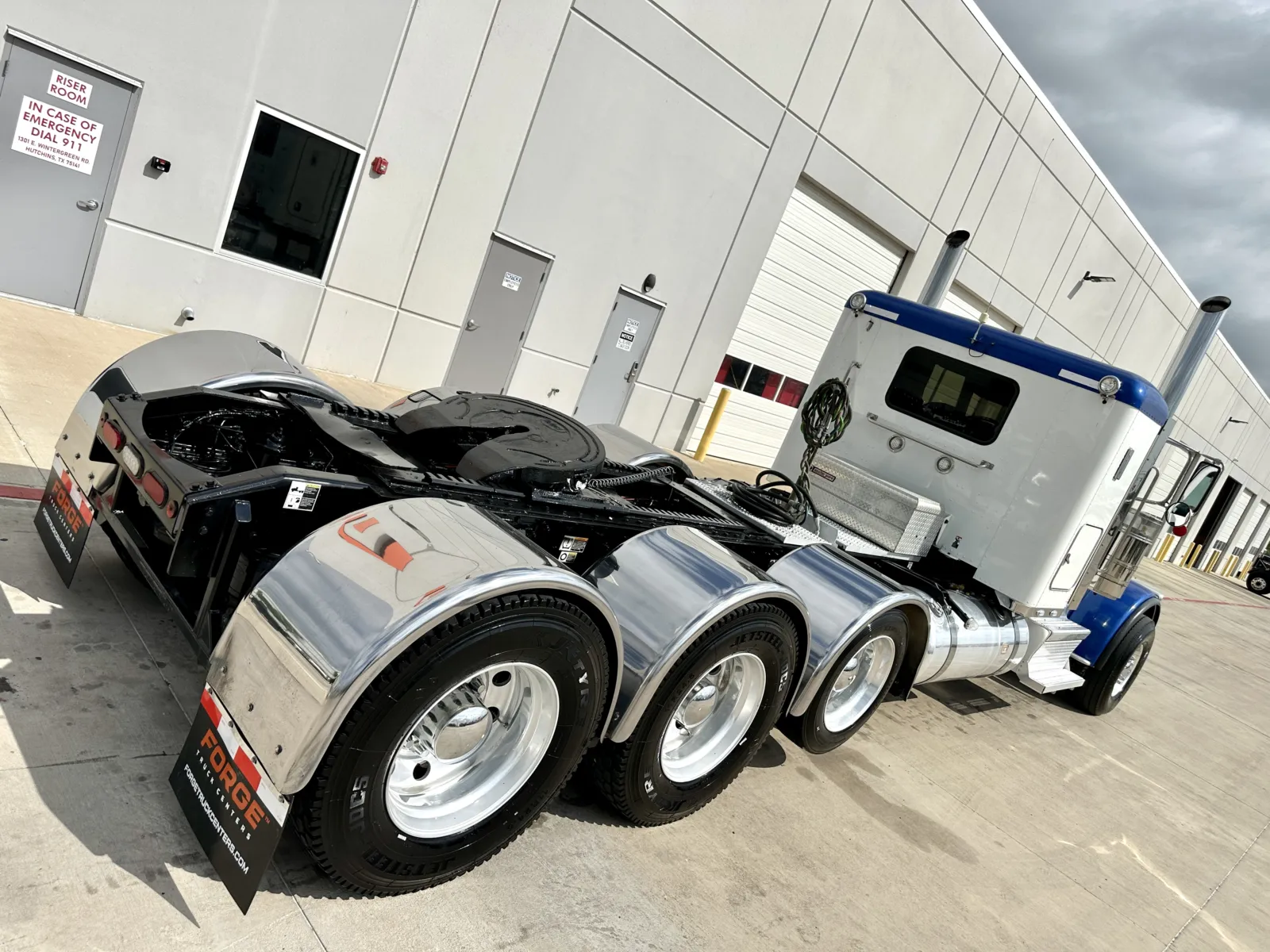 2022 Peterbilt 389 - image 11